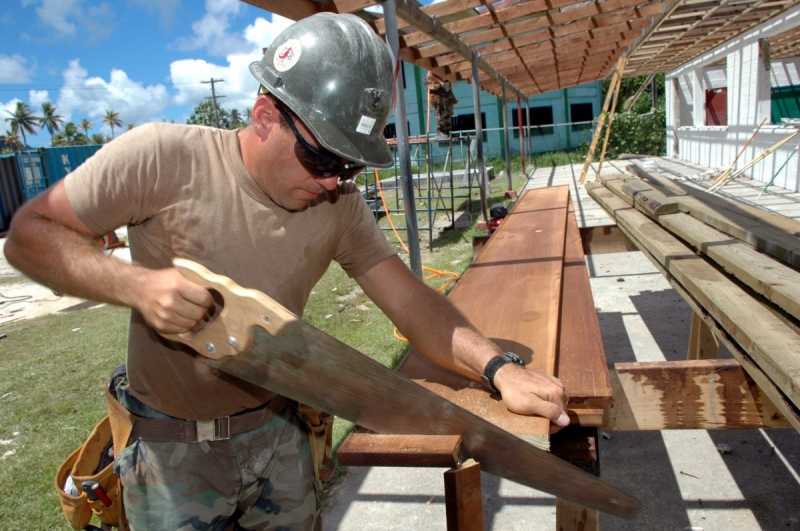 charpentier-BAGNOLS EN FORET-min_worker_construction_building_carpenter_male_job_build_helmet-893290